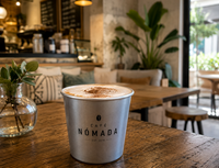 Café servido en vaso de aluminio personalizado