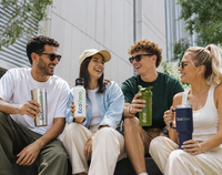 Jóvenes utilizando vasos de aluminio, botellas reutilizables y tazas térmicas personalizadas EcoVaso