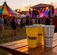 Vasos de aluminio para cerveza utilizados en festivales